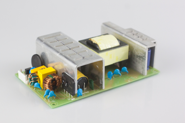 入力 110 ～ 264V、出力 24V/5A、6.5A、8.3A 電源 
